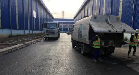 Thực hiện Công tác tưới nước rửa đường, thu gom vật liệu rơi vãi bảo đảm môi trường tại Khu liên hợp sản xuất Gang Thép Hoà Phát Dung Quất!